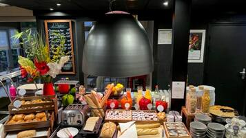 Se ofrece un desayuno bufé (13.9 EUR por persona)