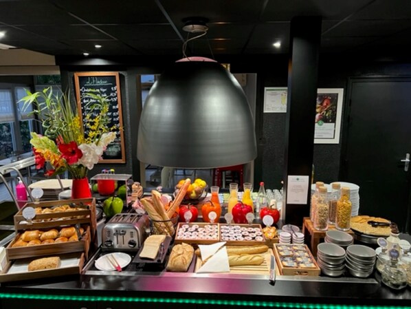 Desayuno buffet (EUR 13.9 por persona) 
