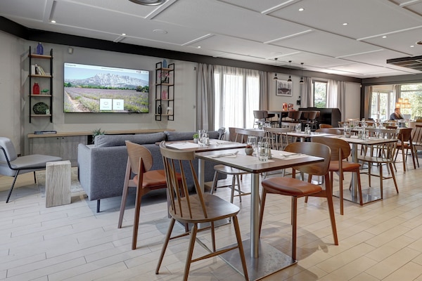 Se sirven desayunos, comidas, cenas y cocina francesa