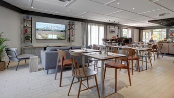 Morgunverður, hádegisverður, kvöldverður í boði, frönsk matargerðarlist 