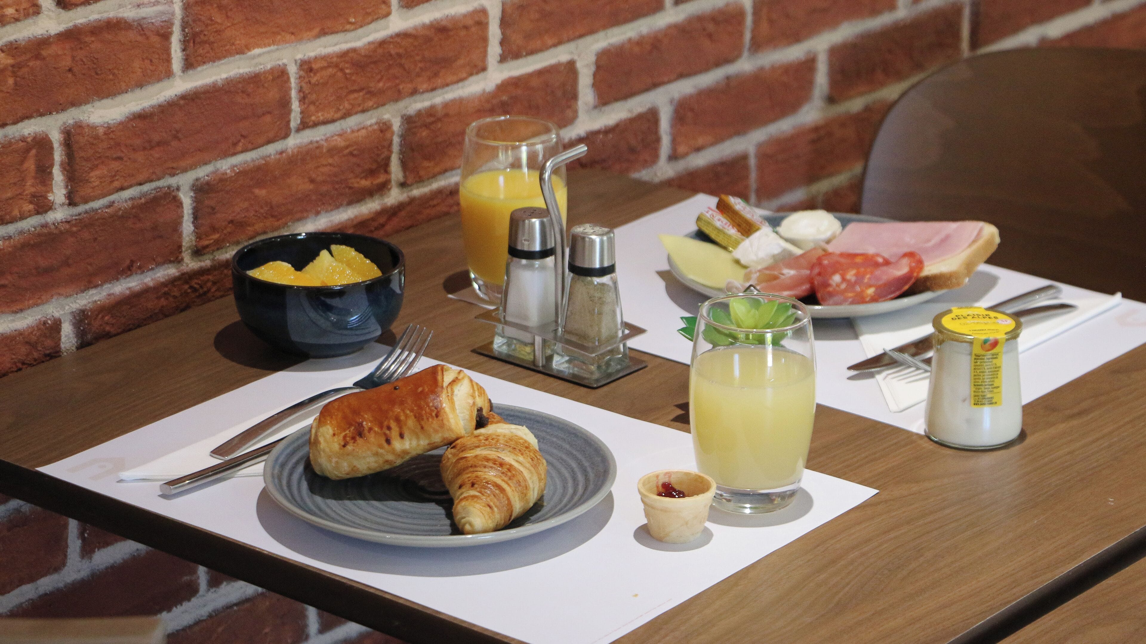 بوفيه فطور يوميًا بتكلفة قدرها (13.9 EUR للشخص)