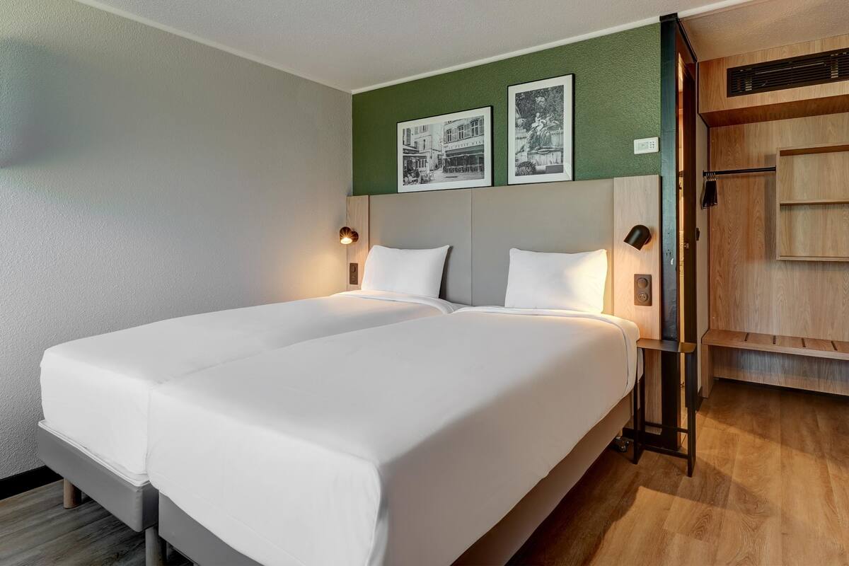 Premium bedding, iron/ironing board, free WiFi, bed sheets