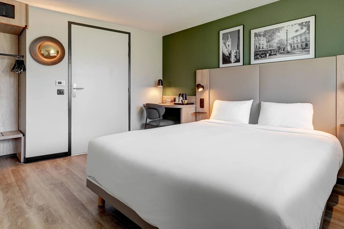Premium bedding, iron/ironing board, free WiFi, bed sheets
