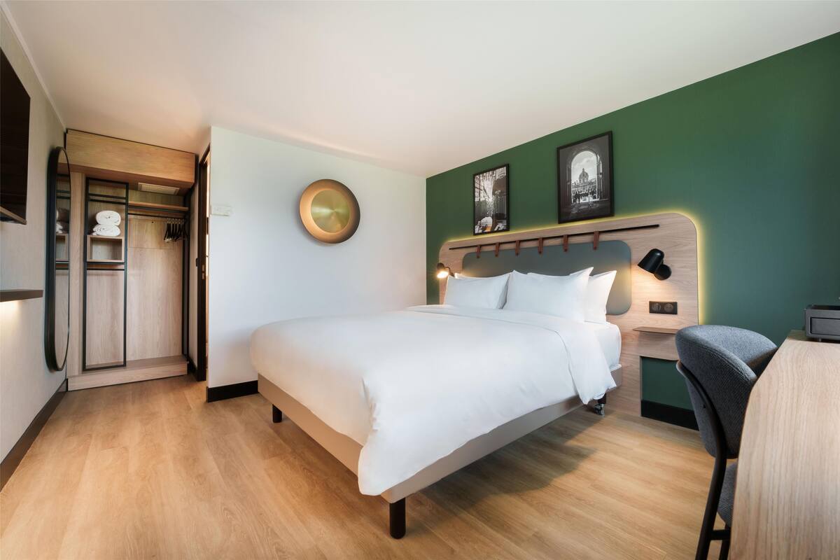 Premium bedding, iron/ironing board, free WiFi, bed sheets