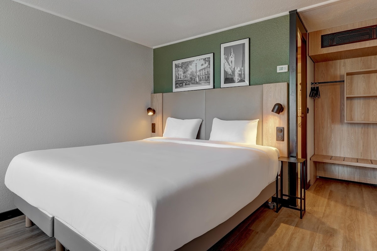 Premium bedding, iron/ironing board, free WiFi, bed sheets