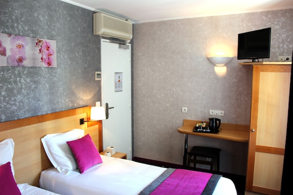 Standard Twin Room | In-room safe, soundproofing, free cots/infant beds, rollaway beds