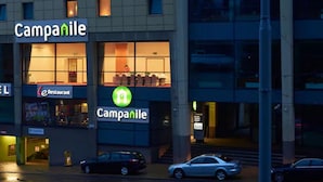 Un edificio con varios letreros que indican 'Campanile' y 'eRestaurant'.
