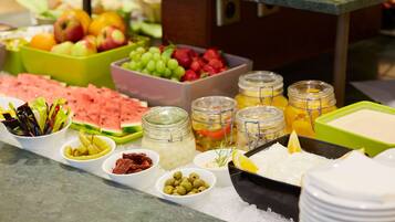 Petit déjeuner buffet (48 PLN par personne)