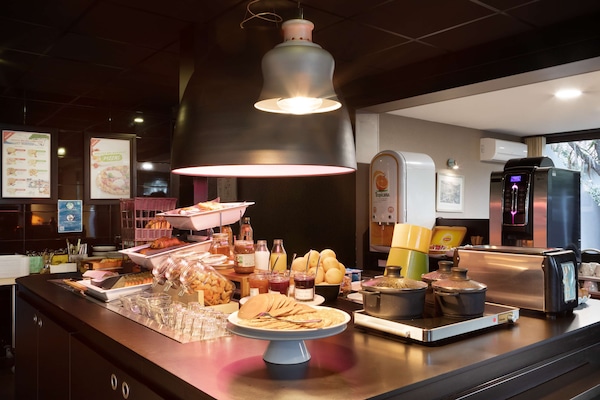 Desayuno buffet (EUR 13.9 por persona)