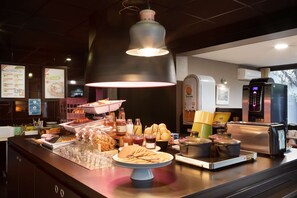 Desayuno buffet (EUR 13.9 por persona) 