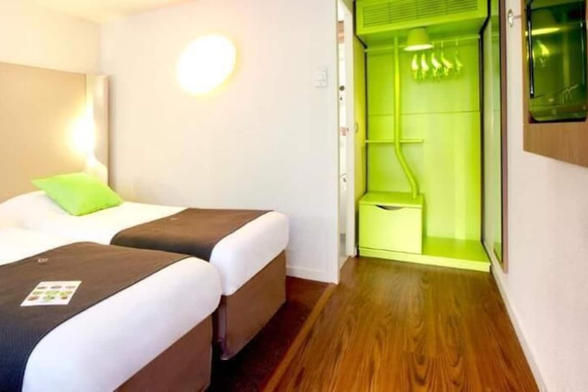 1 Schlafzimmer, hochwertige Bettwaren, Schreibtisch