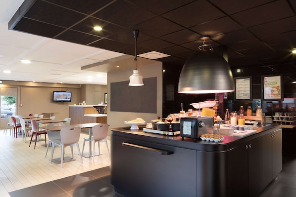 Daily buffet breakfast (EUR 13.9 per person)