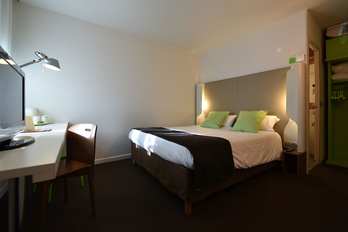 Habitación estándar, 1 cama doble (Junior Bed up to 10 years) | 1 dormitorio, ropa de cama de alta calidad, escritorio