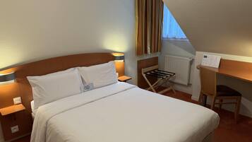 Desk, blackout curtains, soundproofing, free WiFi