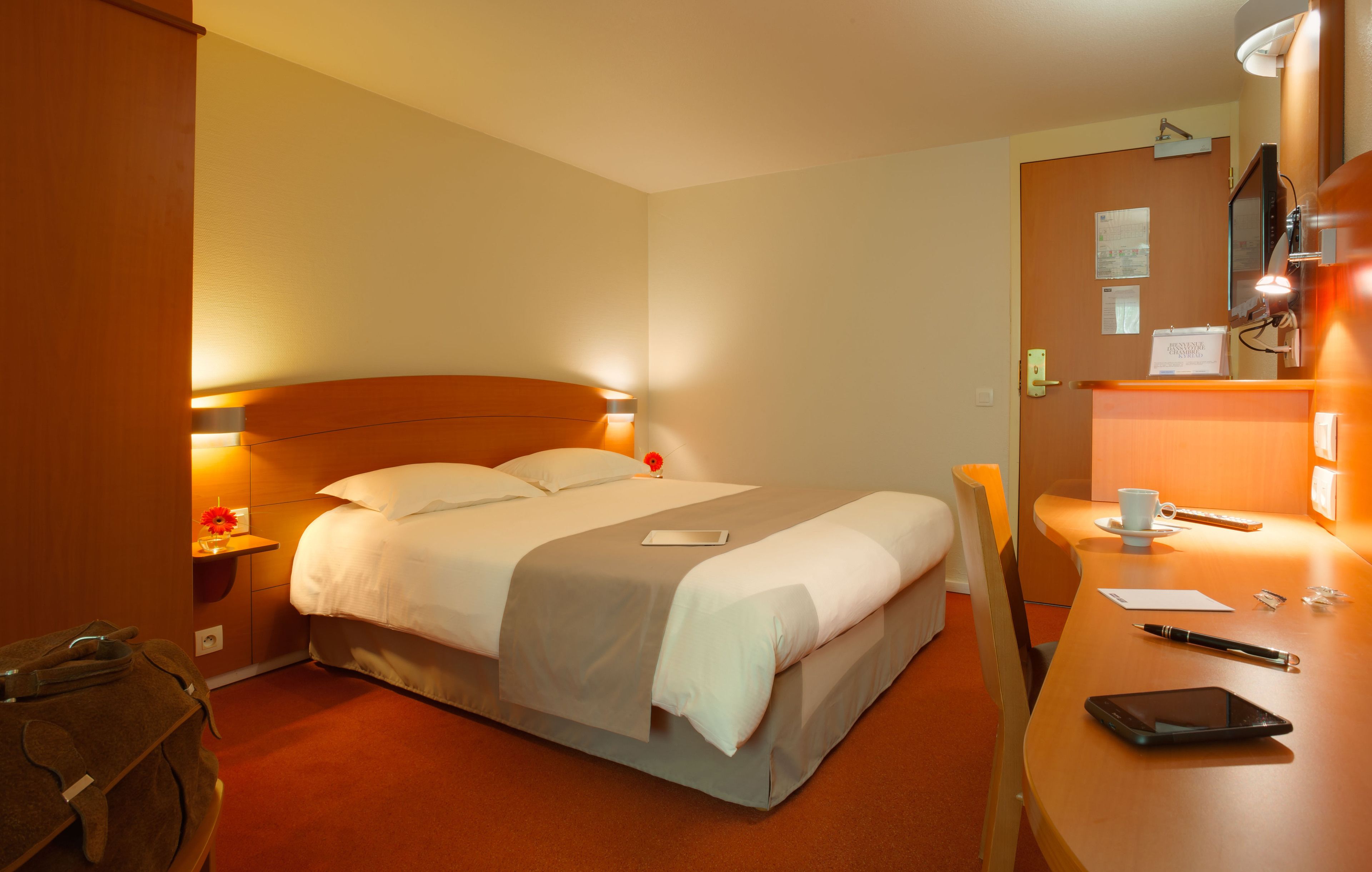 desk, blackout curtains, soundproofing, free wifi