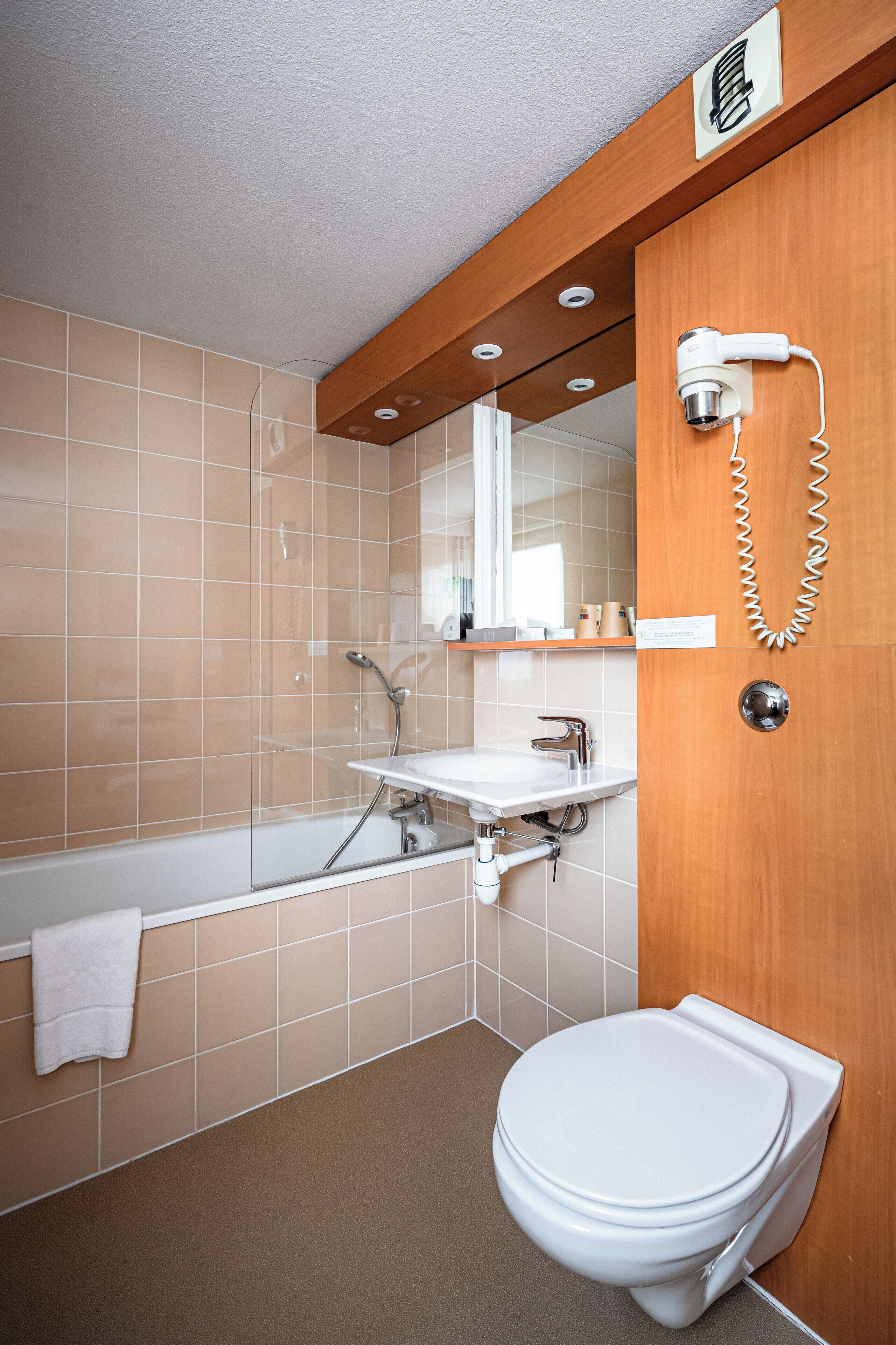 Une salle de bain avec une baignoire, un lavabo et des toilettes.