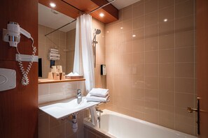 Eco-friendly toiletries, hair dryer, towels - Hôtel Kyriad Rennes Nord (Rennes)