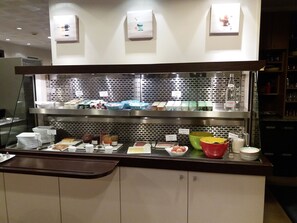 Petit déjeuner buffet (13.9 EUR par personne)