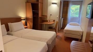 Standardzimmer, 3 Einzelbetten | Schreibtisch, Verdunkelungsvorhänge, schallisolierte Zimmer