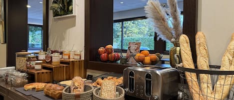 Daily buffet breakfast (EUR 13.9 per person)