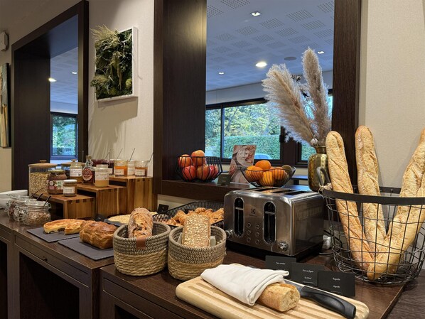 Tägliches Frühstücksbuffet (13.9 EUR pro Person)