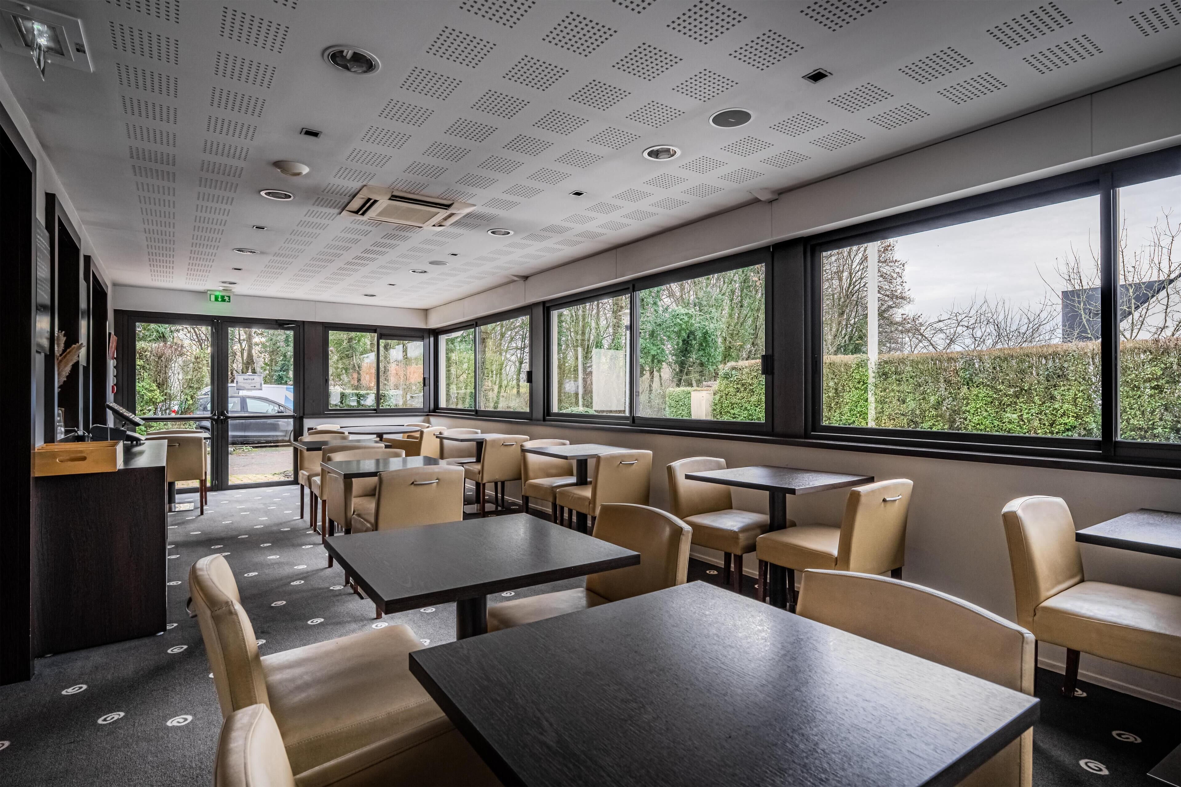 Desayuno buffet (EUR 13.9 por persona) 