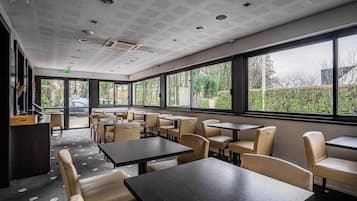 Desayuno buffet (EUR 13.9 por persona)