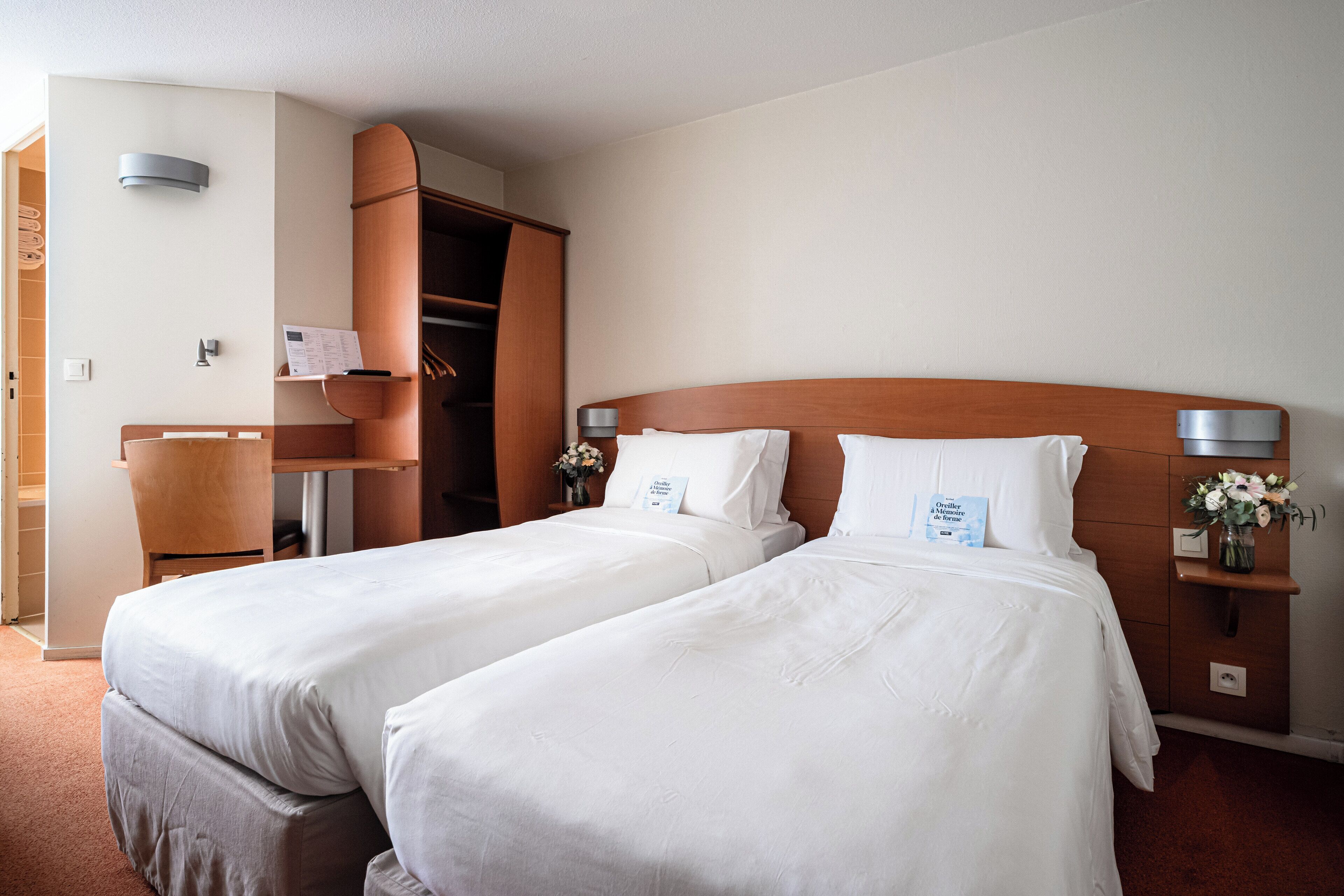 Työpöytä, pimennysverhot, äänieristys, ilmainen Wi-Fi