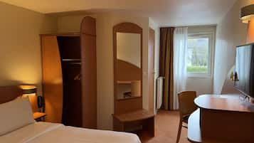 Desk, blackout curtains, soundproofing, free WiFi