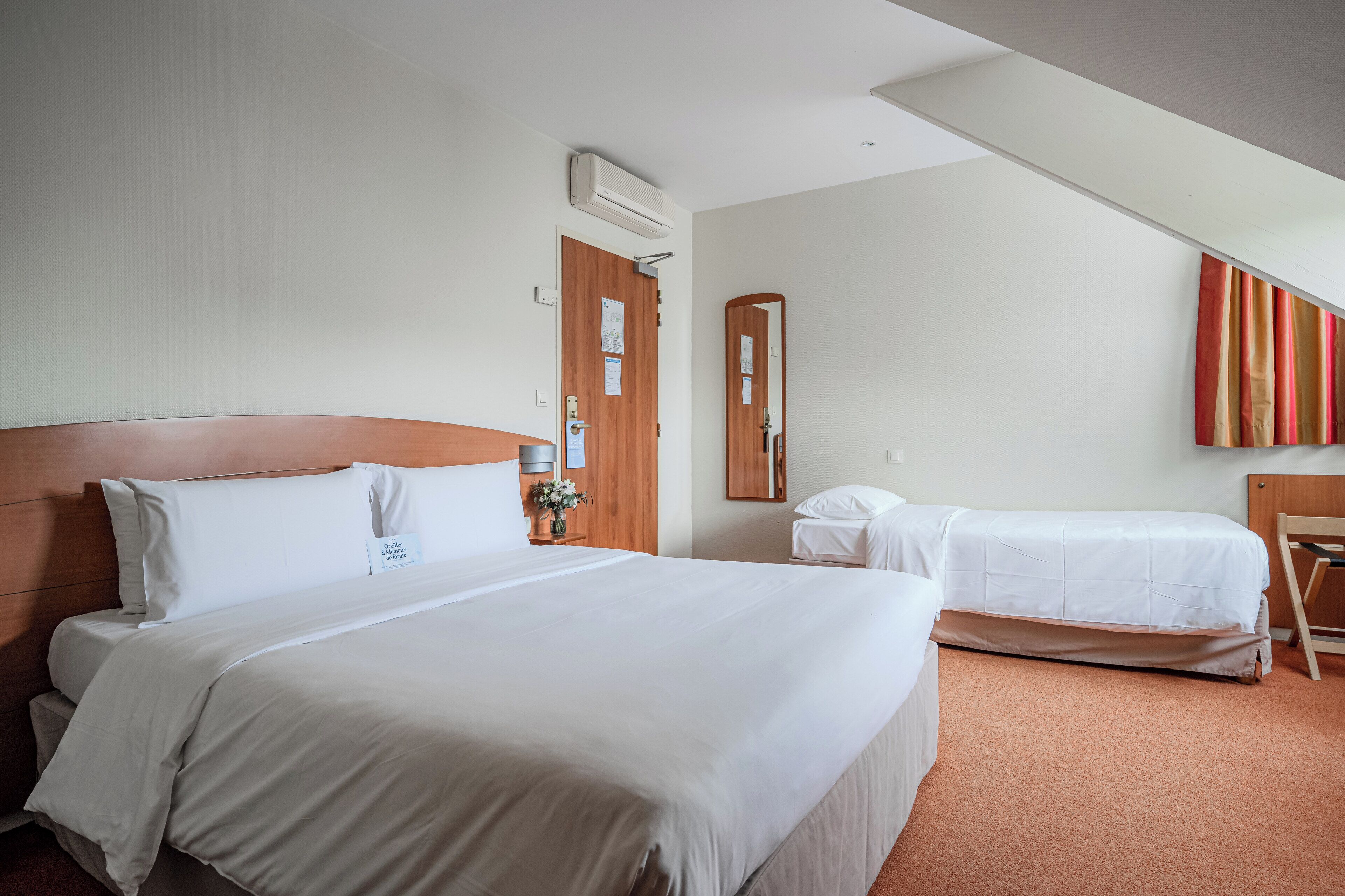 Standard-huone, useita sänkyjä | Työpöytä, pimennysverhot, äänieristys, ilmainen Wi-Fi