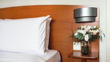 Työpöytä, pimennysverhot, äänieristys, ilmainen Wi-Fi