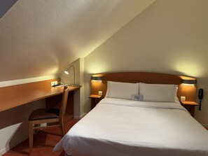 Standardzimmer, 1 Doppelbett | Schreibtisch, Verdunkelungsvorhänge, schallisolierte Zimmer