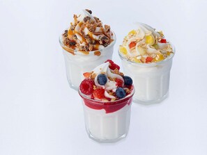 Tres vasos de parfait con distintos toppings.