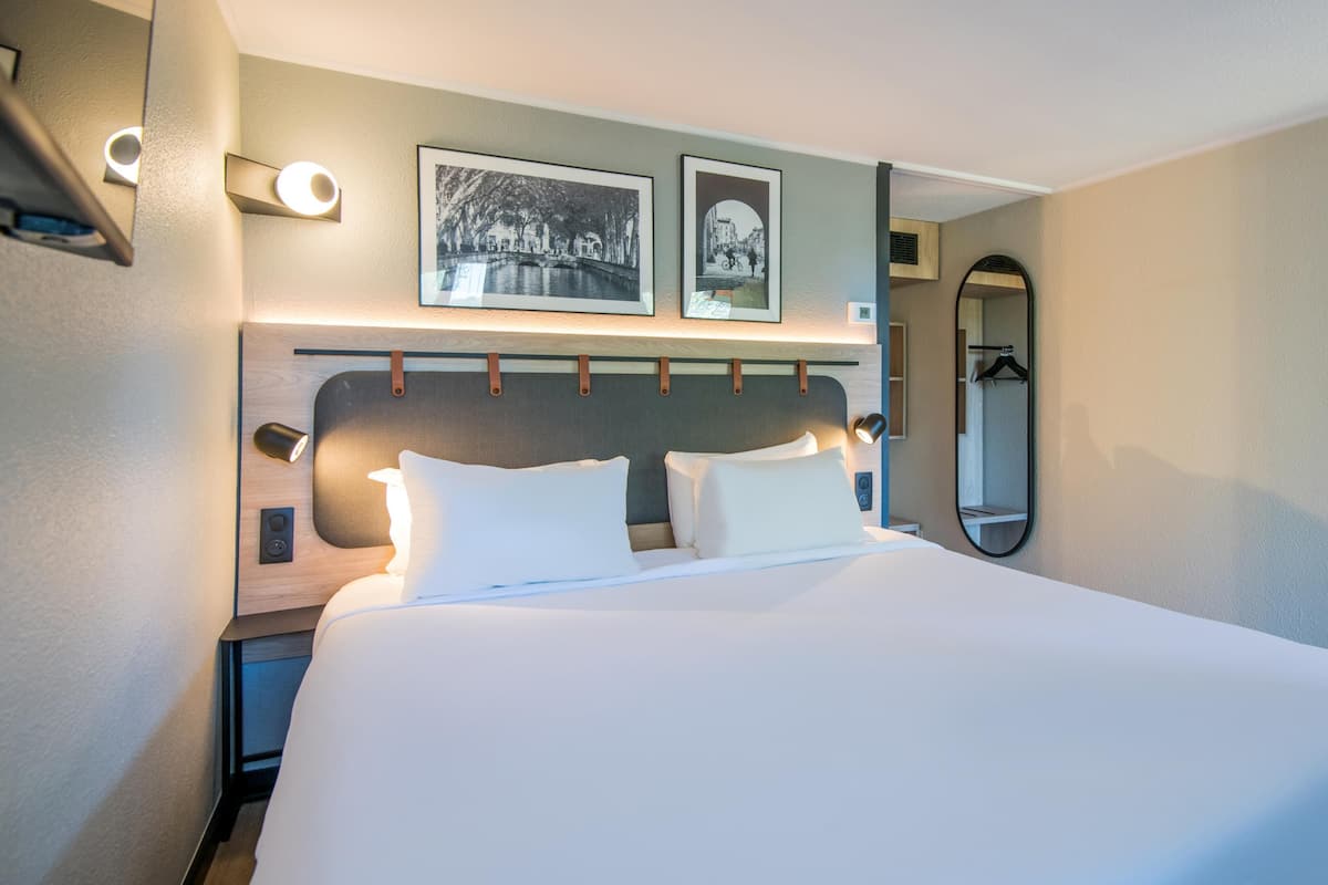 Superior Room, 1 King Bed | Premium bedding, desk, free WiFi, bed sheets