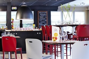 Breakfast, lunch, dinner served; French cuisine  - Campanile Strasbourg Illkirch (Geispolsheim)