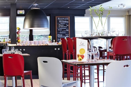 Breakfast, lunch, dinner served; French cuisine