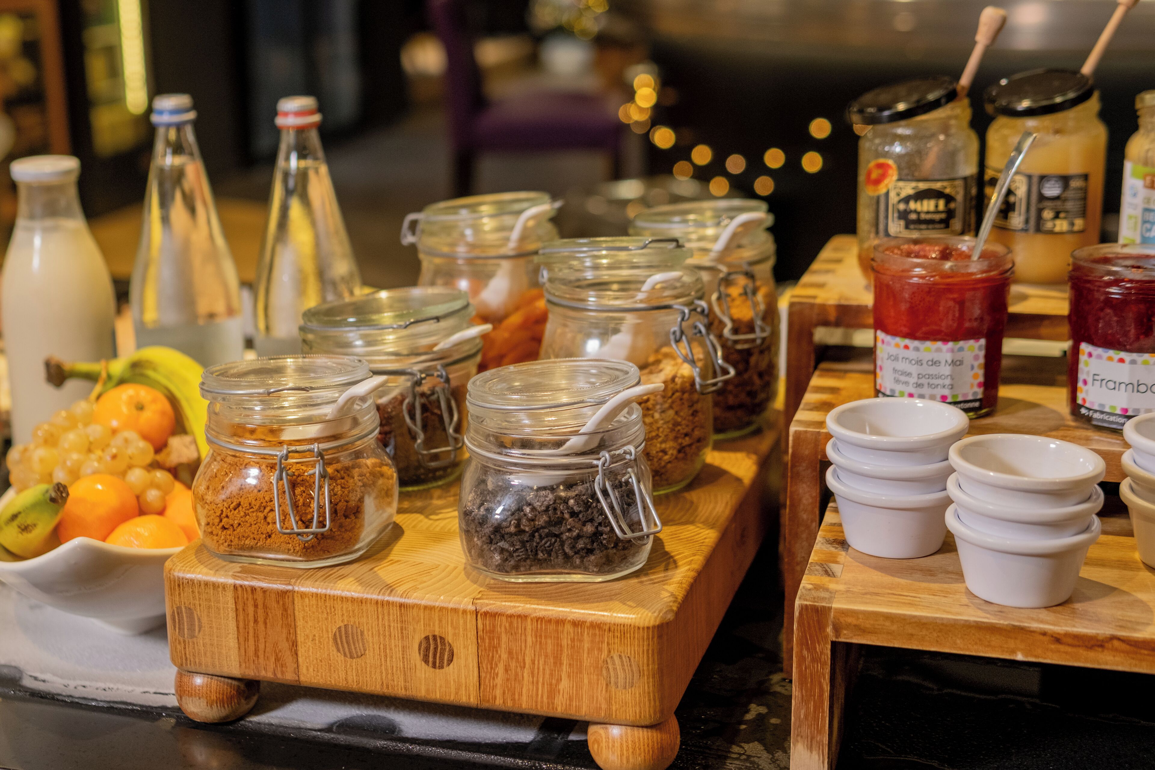 Una mesa de buffet con diversos alimentos y salsas.