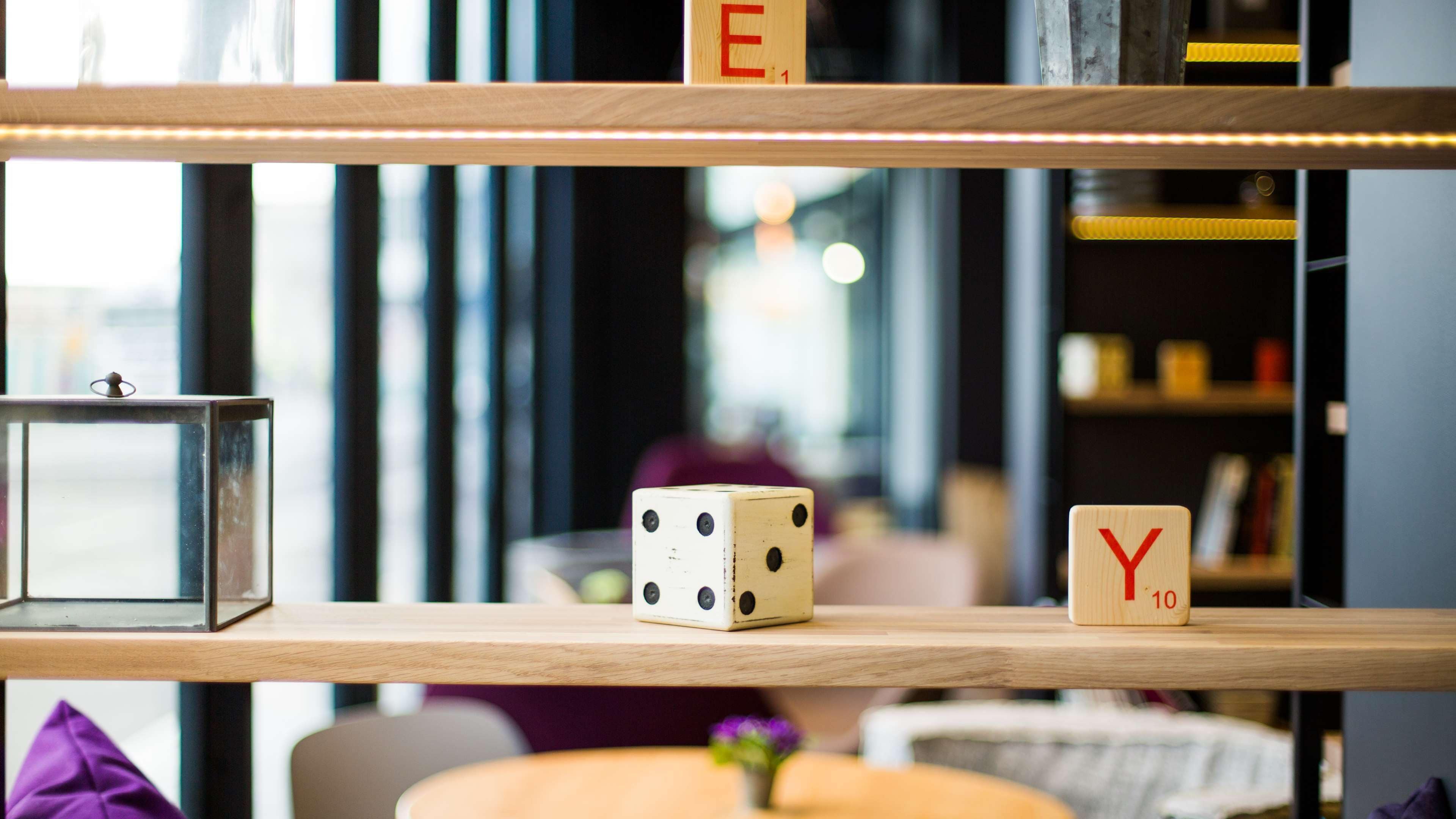 serves breakfast, lunch and dinner