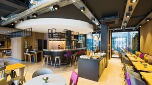 供应早餐、午餐和晚餐