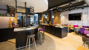 Melayani sarapan, makan siang, dan makan malam