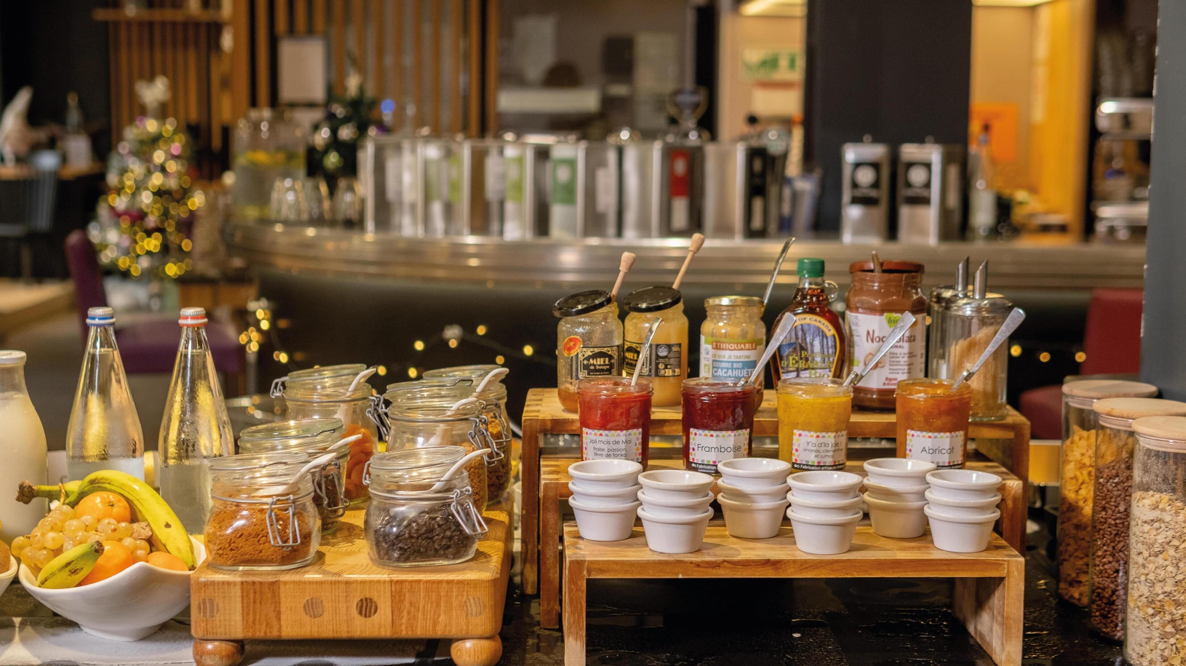 Un buffet de petit-déjeuner proposant une variété d’aliments et d’accompagnements.