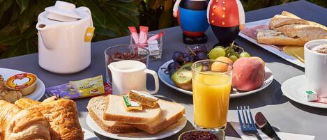Daily buffet breakfast for a fee