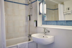 Combined shower/tub, eco-friendly toiletries, hair dryer, towels - Kyriad Direct Strasbourg Ouest - Zénith (Strasbourg)