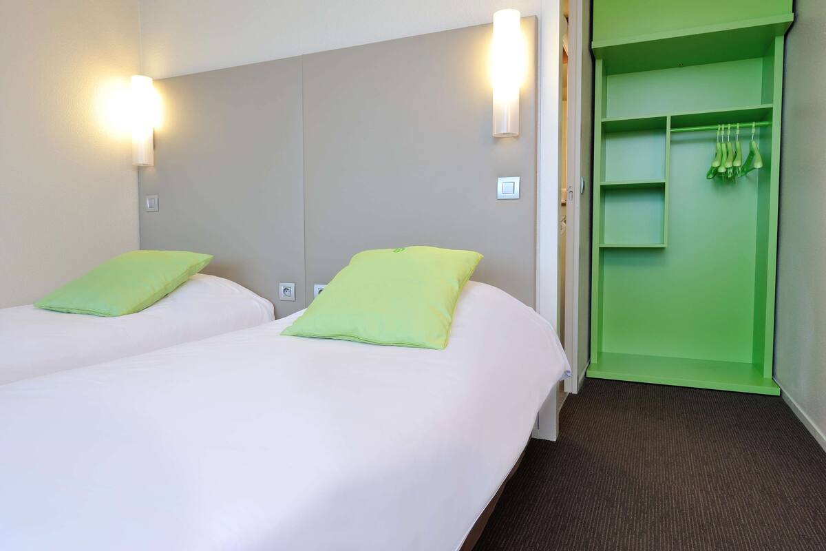 Een bureau, een laptopwerkplek, gratis wifi, beddengoed