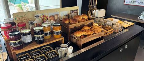 Desayuno buffet diario (EUR 13.5 por persona)