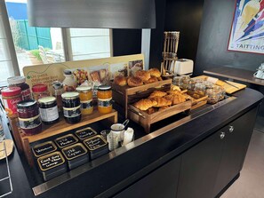 A breakfast buffet with various spreads, pastries, and condiments. - Hôtel Campanile Reims Ouest - Tinqueux (Tinqueux)