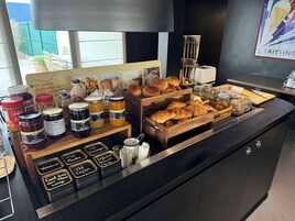 Daily buffet breakfast (EUR 13.5 per person)