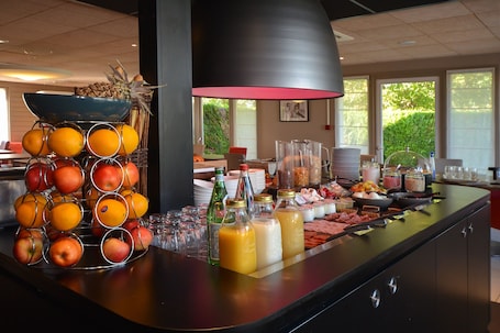 Desayuno buffet diario (EUR 13.5 por persona)