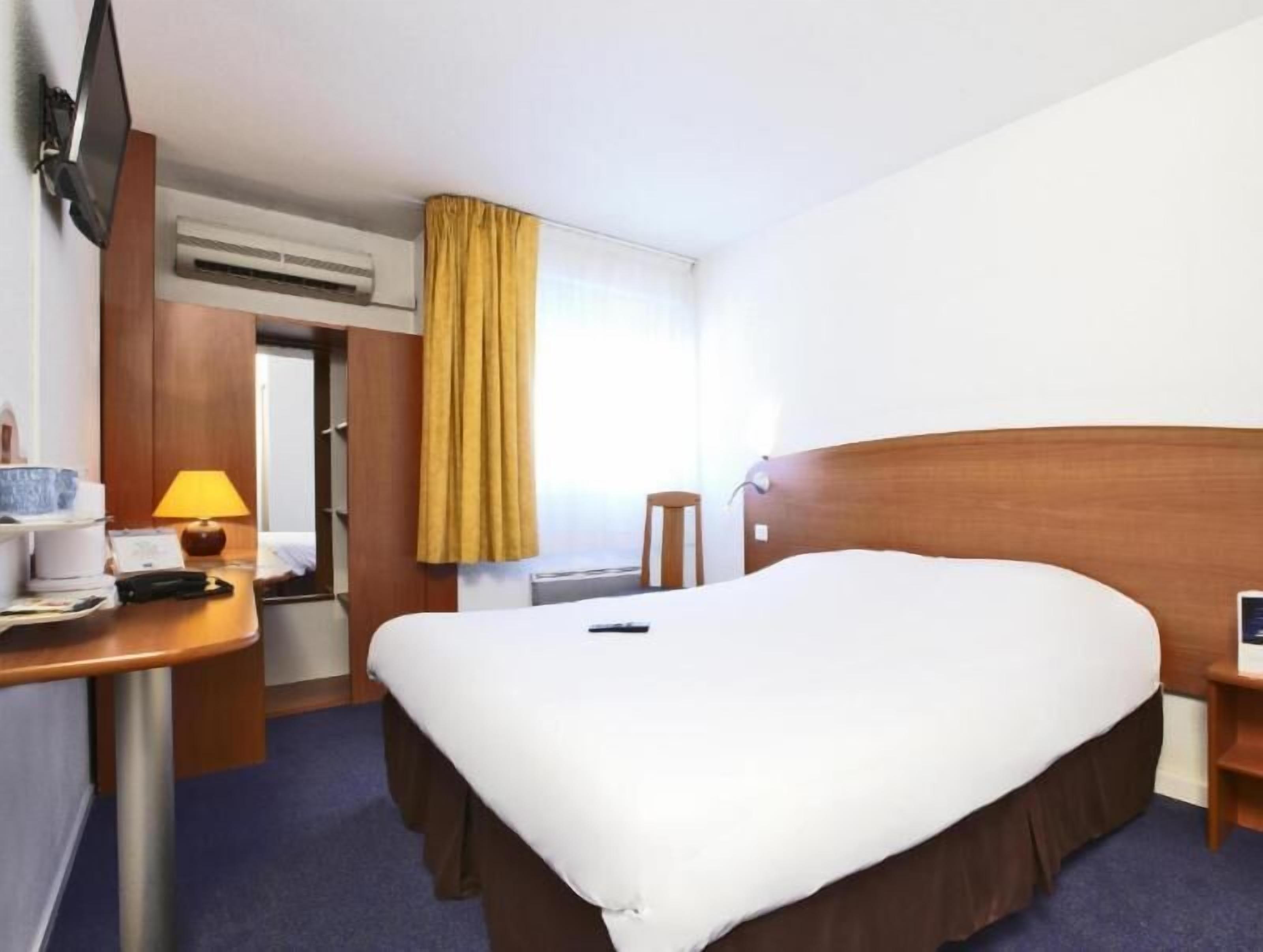 Desk, laptop workspace, iron/ironing board, free WiFi