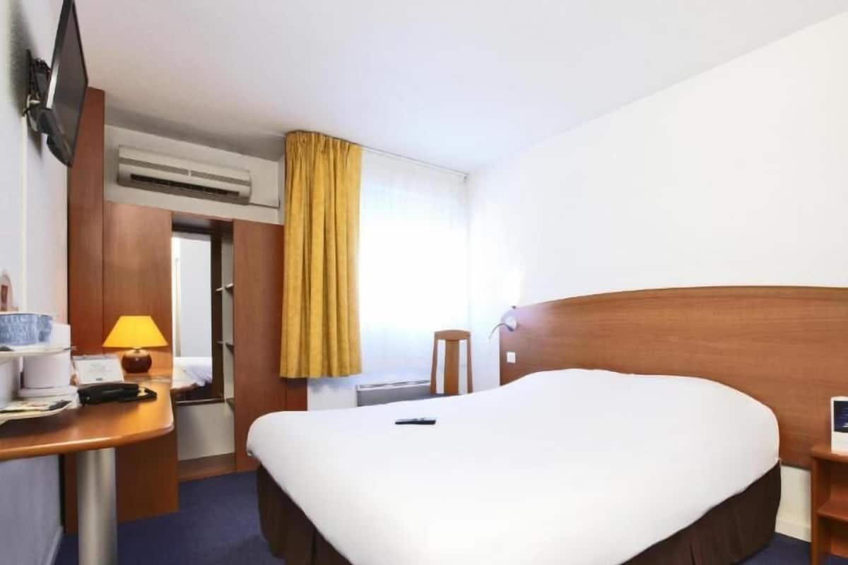 Desk, laptop workspace, iron/ironing board, free WiFi